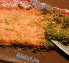Нарезать красную рыбу тонкими ломтиками.