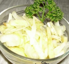 Салат с сельдереем, яблоком и пармезаном
